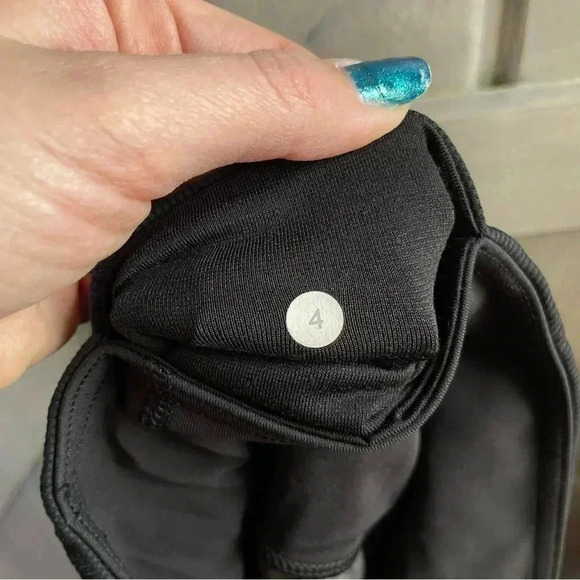 Lululemon Seek the Heat Crop Black Inky Floral Mesh Size 4 - Picture 9 of 10